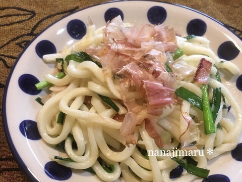 お昼にチャチャっと白だし焼うどん(ニラ&ベーコン)